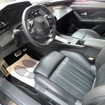 Gereinigtes Cockpit eines Peugeot 408 auf der Fahrerseite nach der Innenraumaufbereitung.