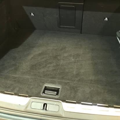 Frisch gereinigter, leerer Kofferraum eines Peugeot 408 mit ausgesaugtem Teppichboden.
