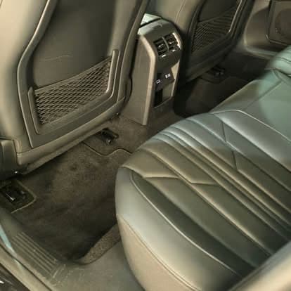 Aufbereitete Rücksitzbank und Fußraum eines Peugeot 408 mit gereinigtem Teppich.