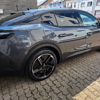 Seitenpartie eines grauen Peugeot 408 mit frisch gereinigter Zweifarb-Felge.