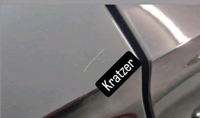 Fahrzeugflanke vor der Lackkorrektur mit feinen Kratzern im Klarlack.